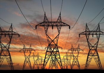 Elektrik, modern yaşamın vazgeçilmez bir parçasıdır ve günlük yaşamımızda pek çok farklı kullanım alanı bulur. Ancak, elektriğin nasıl üretildiğini anlamak, enerji kaynaklarımızı daha iyi yönetmemize ve çevresel etkilerini minimize etmemize yardımcı olabilir. Bu makalede, elektrik nasıl üretilir ve elektrik üretiminin çeşitleri hakkında kapsamlı bir inceleme bulacaksınız.