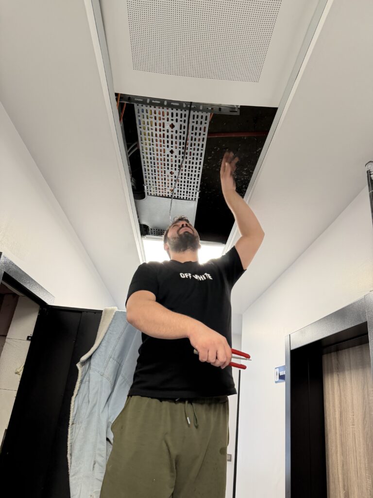 Personellerimizden Kubilay ustamız elektrik tamiratı yaparken