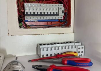 Elektrik panosunda bulunan sigorta grubunun bakım ve onarım işlemi tarafımca gerçekleştirilmiştir. Mevcut hatlar kontrol edilerek bağlantılardaki gevşeklikler giderilmiş, gerekli düzenlemeler yapılarak kablo yerleşimi daha güvenli ve düzenli hale getirilmiştir. Arızalı/eskimiş sigorta elemanları sökülerek yenileri ile değiştirilmiş ve sistemin sağlıklı çalışması sağlanmıştır. Montaj sonrası tüm devreler test edilerek herhangi bir sorun olmadığı teyit edilmiştir.